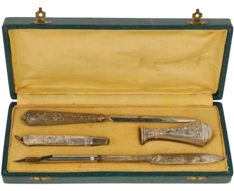   (4) Delige bureau set in etui verzilverd. Voorzien van jugendstil versieringen. Frankrijk, begin 20e eeuw, gebruikssporen. 