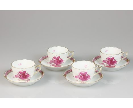   Een set van (4) porseleinen kop en schotels met Apponyi Purple decor, Herend. Hongarije, eind 20e eeuw. Diam. 11,5 cm, Diam
