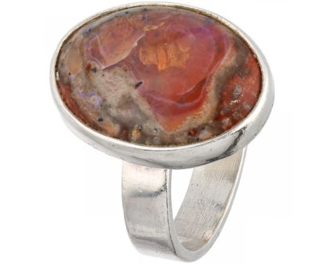   Zilveren design ring, met boulder opaal - 925/1000. Cabochon geslepen boulder opaal ca. 1,9 x 1,3 cm. Ringmaat: 18,5 mm. Ge