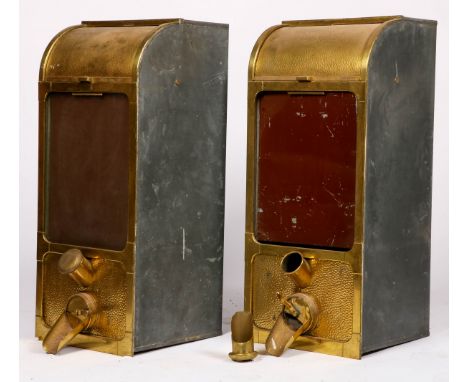   Een lot van (2) grote koperen koffie dispensers voor in een winkel, 20e eeuw. L: 52 cm, B: 64 cm, H: 85 cm. Geschatte opbre