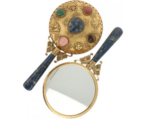   (2) Delig set handspiegels. Zeer fraai gedecoreerd met vergulding ingelegd met Lapis Lazuli, rozen kwarts, tijgeroog en aga
