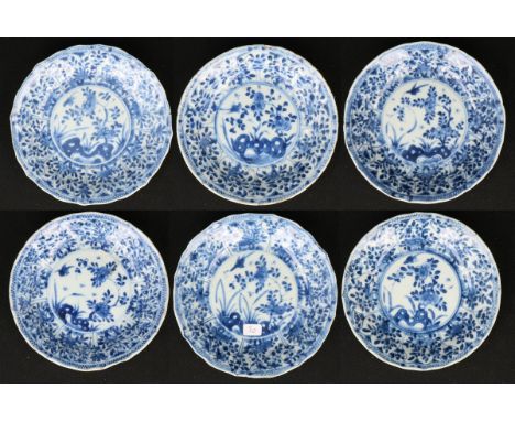   Een set van (6) porseleinen bordjes met tulpvormige buitendecoratie en floraal decor met vogel. China, Kangxi. Diam. 13,5 c