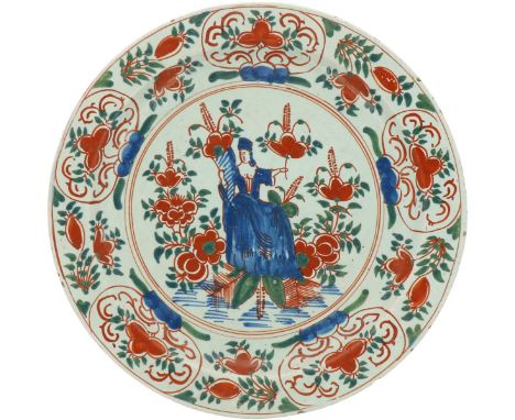   Een aardewerk polychroom schotel met decor van Abundantia. Delft, 18e eeuw. Lichte randschade. Diam. 34,5 cm. Geschatte opb