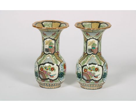   Een set van (2) Chinoiserie-stijl gepolychromeerd transferware kastvazen, gemerkt: Petrus Regout, Maastricht, ca. 1890. B: 