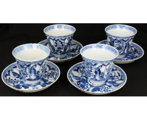   Een set van (4) porseleinen kop en schotels met floraal decor, gemerkt Yu (jade). China, 19e eeuw. Geschatte opbrengst: € 3