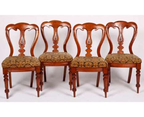   Een set van (4) eetkamerstoelen, Holland, 20e eeuw. Met jaquard stoffen bekleding. L: 50 cm, B: 43 cm, H: 88 cm. Geschatte 