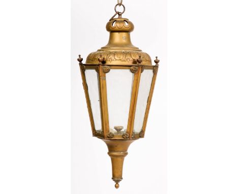   Een koperen processielantaarn/ flambouw, Holland, ca. 1870. H: 65 cm, Diam: 31 cm. Geschatte opbrengst: € 20 - € 30.       