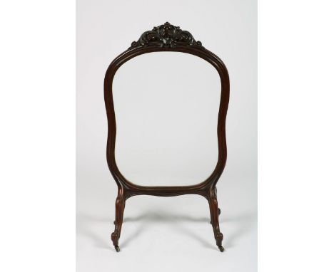   Een haardscherm, laat 19e eeuw. Gezwart hout met snijwerk en glaspaneel. L: 33 cm, B: 57 cm, H: 102 cm. Geschatte opbrengst