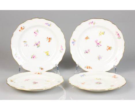   Een lot van (4) porseleinen borden met bloemendecor. Meissen, 1e helft 20e eeuw. Diam. : 17,5 cm, Diam: 17,5 cm. Geschatte 