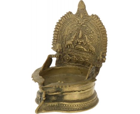   Een Hindoeïstisch bronzen olielampje, India, 2e helft 20e eeuw. Met decor van een godheid. Geschatte opbrengst: € 20 - € 30
