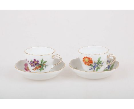   Een lot van twee porseleinen kop en schotels met bloemendecor. Meissen, 1e helft 20e eeuw. Diam. 11 cm. Geschatte opbrengst
