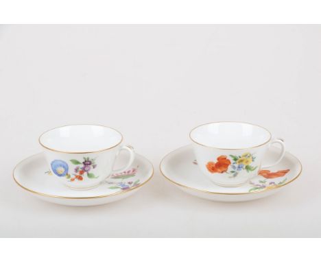   Een lot van twee porseleinen kop en schotels met bloemendecor. Meissen, 1e helft 20e eeuw. Diam. 16 cm. Geschatte opbrengst