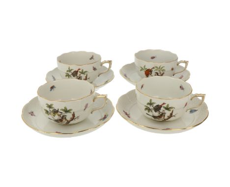   Een set van (4) porseleinen kop en schotels met Rotschild decor. Herend, eind 20e eeuw. H: cm, Diam: 14 cm. Geschatte opbre