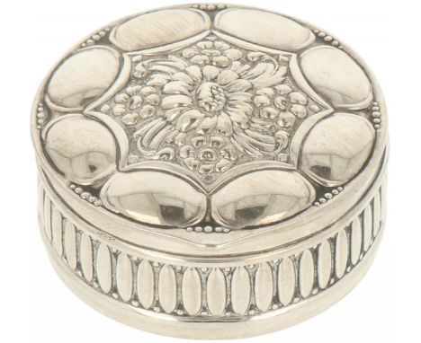   Pepermuntdoosje zilver. Fraai rond model voorzien van gedreven versieringen. Duitsland, begin 20e eeuw, keurtekens: maan, k