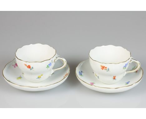   Een set van twee porseleinen kop en schotels met bloemendecor. Meissen, 1e helft 20e eeuw. Diam. :14,5 cm, Diam: 14,5 cm. G