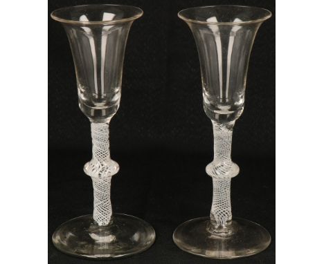   Een set van (2) slingerglazen, Engeland, 19e eeuw. Geschatte opbrengst: € 30 - € 50.        A set of (2) garland glasses, E