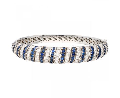   Witgouden bangle armband, met ca. 2.75 ct. diamant en natuurlijke saffier - 18 kt. Met veiligheidsachtje. 77 Briljant gesle