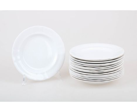   Een lot van (16) Petrus Regout Wellington borden. 20e eeuw. Diam. resp. 25 cm. Gebruikssporen. Geschatte opbrengst: € 20 - 