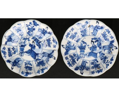   Een set van (2) Porseleinen gelobde bordje met lijzen decor en floraal decor. China, Kangxi, Diam. 17 cm. Restauraties.  Li