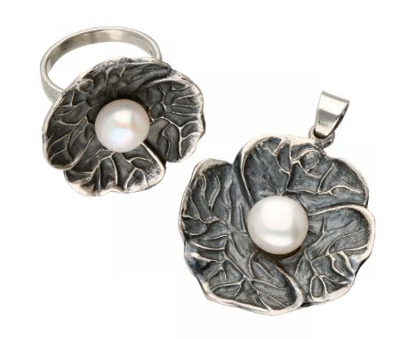   Set van zilveren bloemvormige hanger en ring, met cultivé zoetwater parel - 925/1000. Makerskeur: A.M.G. van de Boom, Weert
