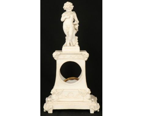   Een biscuit porseleinen kast van een schouwpendule, bekroond met figuurstuk van een putto, 19e/ 20e eeuw. L: 10 cm, B: 15 c