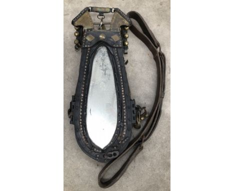   Een deel van een leren paardentuig met schellen, vermaakt tot spiegel, 20e eeuw. Met verweerd spiegelglas, B: 48 cm, H: 100