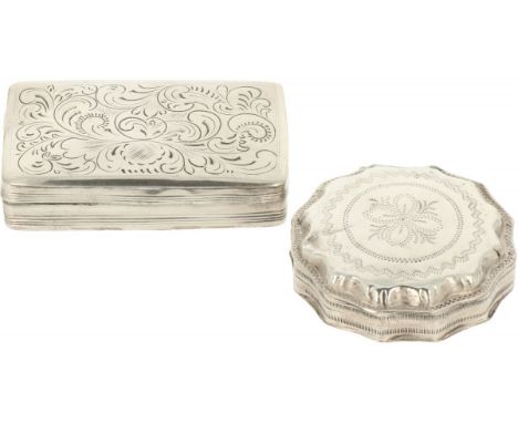   (2) Delig lot Pepermuntdoosjes zilver. Beiden voorzien van gegraveerde decoraties. Nederland, 19e eeuw, keurtekens: diverse
