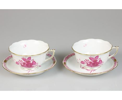   Een set van twee porseleinen kop en schotels met Apponyi Purple decor, Herend. Hongarije, eind 20e eeuw. Diam. 15,5 cm, Dia