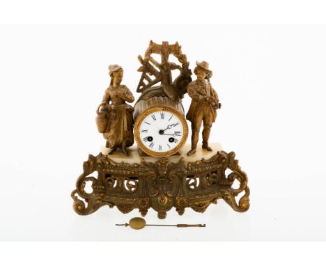   Een  zamac schouwpendule, Frankrijk, 1e helft 20e eeuw. Verguld zink, bekroond met de figuur van een jongetje en een meisje