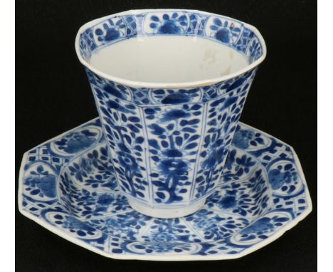   A porcelain angled 8-sided cup and saucer floral decor. China, Kangxi. Diam. (schotel) 13 cm. Geschatte opbrengst: € 100 - 