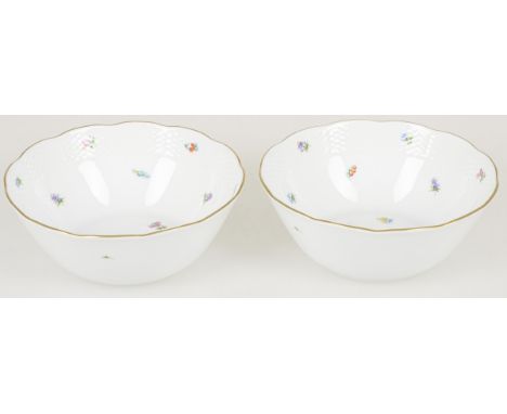   Een set van (2) dienschalen met floraal decor, gemerkt Herend. Hongarije, 2e helft 20e eeuw. L: 8,5 cm, B: 22 cm. Geschatte