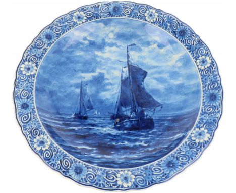  Een wandbord met voorstelling van Bomschuiten op zee. (De Porceleyne Fles). Geschatte opbrengst: € 10 - € 40.        A wall