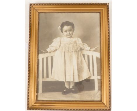   Fotoportret van een meisje 1917 Geschatte opbrengst: € 40 - € 80.        Photo portrait of a girl 1917 Estimate: € 40 - € 8