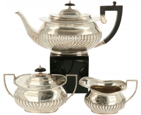   (3) Delig theeservies zilver. Fraai model met gebolde vormen en gelobde versieringen. Tevens met gezwart houten handvat en 