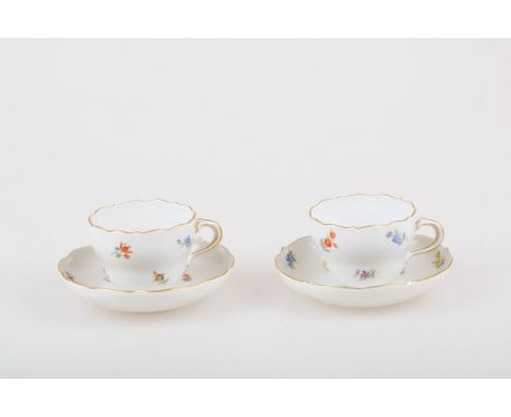   Een lot van twee porseleinen kop en schotels met bloemendecor. Meissen, 1e helft 20e eeuw. Diam. 13 cm. Geschatte opbrengst