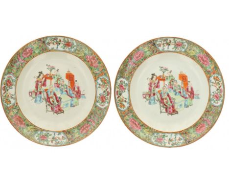   Een set van (2) porseleinen borden met Canton decor. China, 19e eeuw. Diam. 24,5 cm. Geschatte opbrengst: € 100 - € 150.   