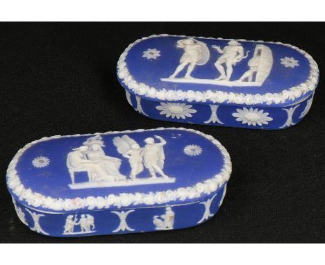   Een lot van (2) wedgewood doosjes. L: 10 cm. Geschatte opbrengst: € 20 - € 30.        A lot comprising of (2) Wedgewood Blu