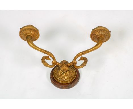   Een bronzen Empire-stijl wandlamp, Frankrijk, laat 19e eeuw. Met twee licht-armaturen voorzien van een adelaarshoofd en gem
