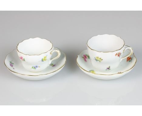   Een set van twee porseleinen kop en schotels met bloemendecor. Meissen, 1e helft 20e eeuw. Diam. 11 cm, Diam: 11 cm. Gescha