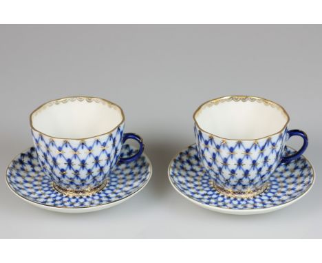   Een set van twee porseleinen kop en schotels, Lomonosov Imperial Porcelain Factory. Rusland, 2e helft 20e eeuw. Diam. 11,5 