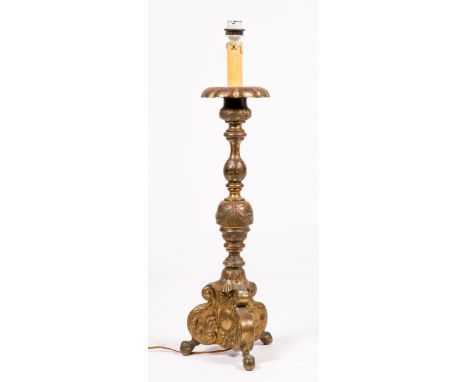   Een koperen kaarsenhouder, omgebouwd tot schemerlamp, 20e eeuw. H: 90 cm. Geschatte opbrengst: € 20 - € 30.        A copper