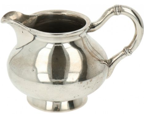  Roomkannetje zilver. Fraai bolle buik model met standring en opgesoldeerd handvat. Nederland, Utrecht, C.J. Begeer, 1859, k