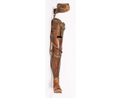   Een leren kunstbeen ten behoeve van Amazone-zit, laat 19e eeuw. H: 103 cm. Geschatte opbrengst: € 60 - € 80.        An arti