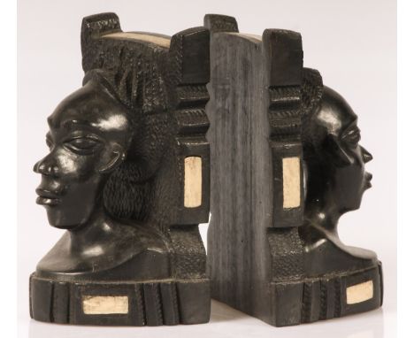   Een set van (2) boekensteunen, D.R. Congo, 20e eeuw. In "Luba" stijl en ingelegd met been. L: 12 cm, B: 9 cm, H: 18,5 cm. G
