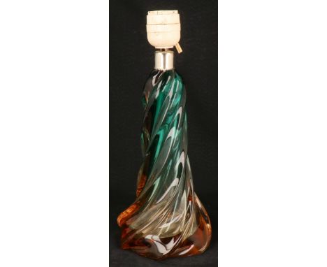   Een Daum Nancy tafellamp, Frankrijk, 2e helft 20e eeuw. Geplooid glazen onderstel, elektrisch gemonteerd.  Afm. 28 x 12 cm.