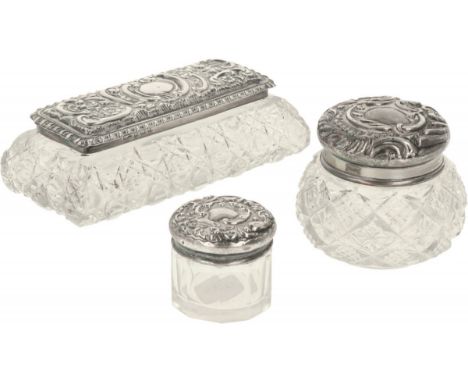  (3) Delig lot kaptafel flacons zilver. Voorzien van fraai gedecoreerde deksels met gedreven rocaille motieven. Engeland, Bi