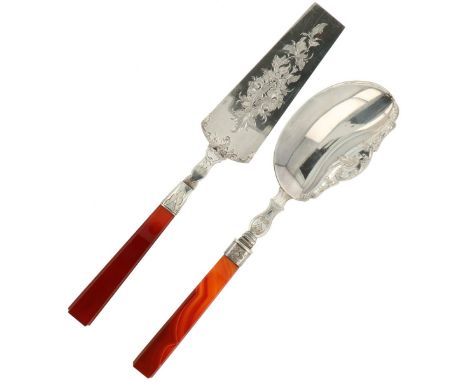   (2) Delig set gebakschep &amp; roomschep zilver. Zeer fraaie set gegraveerde florale decoraties en bij de roomlepel een geg