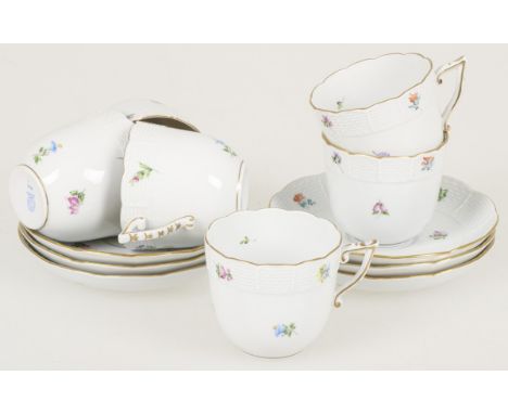   Een set van (6) koffie kop-en-schotels met bloemdecor, gemerkt Herend. Hongarije, 2e helft 20e eeuw. Geschatte opbrengst: €