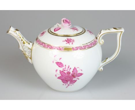   Een porseleinen theepot met Apponyi Purple decor, Herend. Hongarije, eind 20e eeuw. 1 Fritting aan het roosje. Afm. 14 x 24