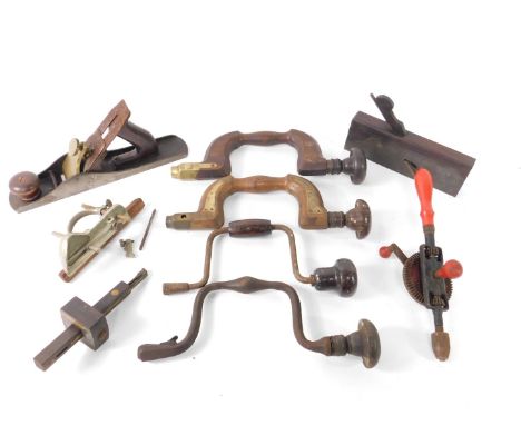 Antique and vintage woodworking tools, including planes, braces, a keen drill and a mortice gauge. (9)